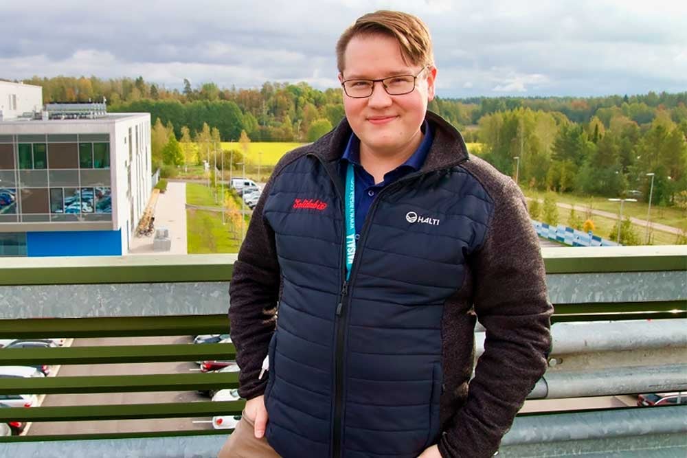 Ville Hela-Aro seisoo ulkona Vaisalan tuotantorakennusten edustalla
