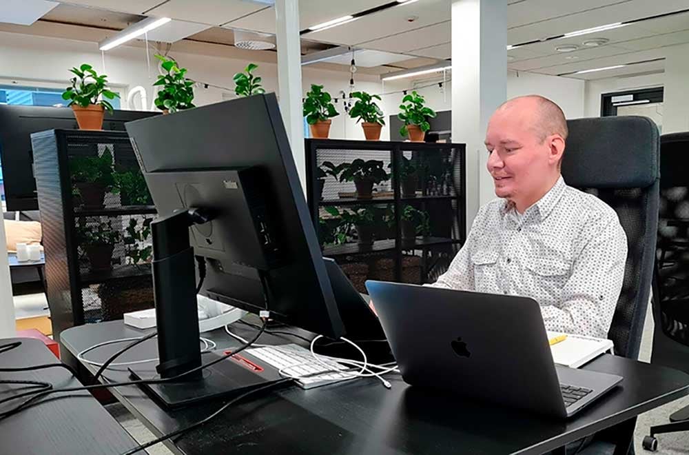 Jari Similä istuu työskentelemässä tietokoneen ääressä