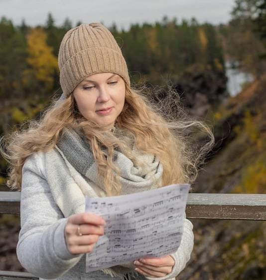 visma-consulting-uratarina-sini-makkonen-kuvituskuva-1
