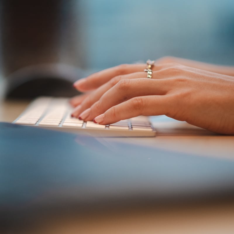 Nærbilde av en hånd på et tastatur